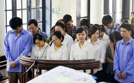 Bùi Thị Thu Hằng và các bị cáo tại phiên tòa. Nguồn: internet
