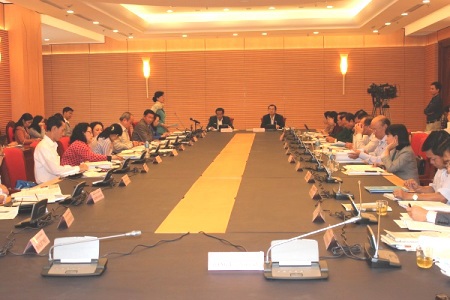 Đại biểu Quốc hội thảo luận ở tổ. Nguồn: mof.gov.vn