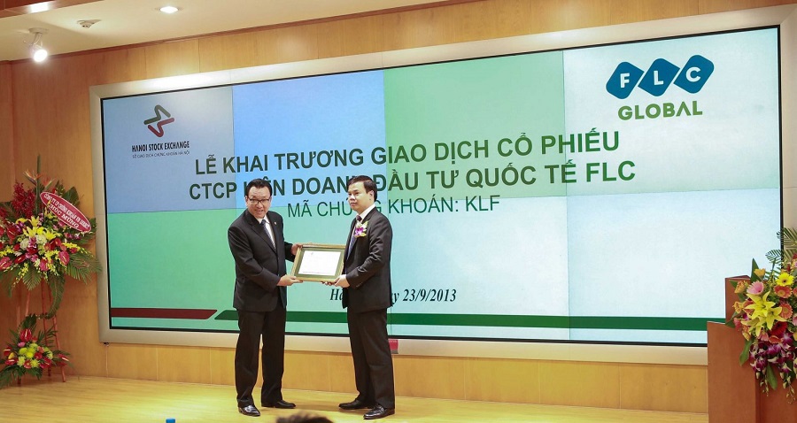 Ông Nguyễn Văn Dũng, Phó tổng giám đốc HNX trao giấy chứng nhận niêm yết cho Chủ tịch FLC Global Lê Đình Vinh. Nguồn ảnh: FLC Global 