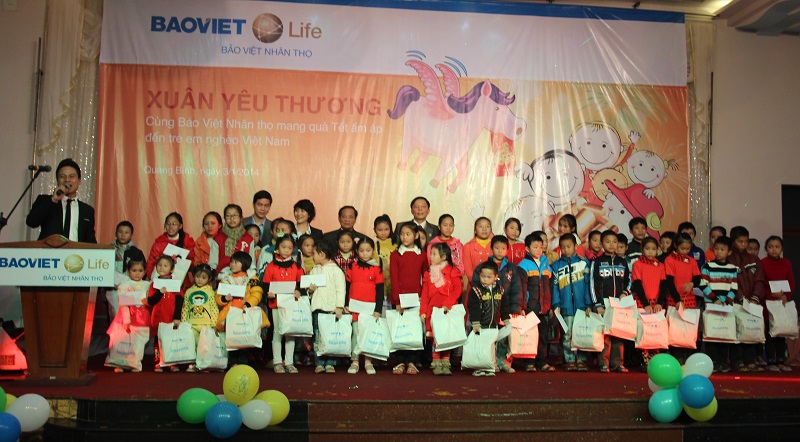 Bảo Việt Nhân thọ tổ chức Lễ trao quà Tết cho các trẻ em nghèo. Nguồn: baoviet.com.vn