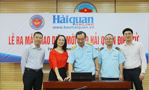 Tổng cục trưởng Nguyễn Ngọc Túc (giữa) bấm nút ra mắt giao diện mới của Báo Hải quan điện tử. Nguồn: baohaiquan.vn