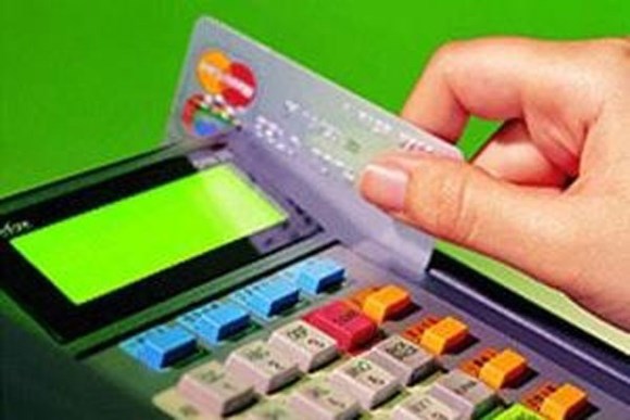 Thói quen sử dụng các phương tiện thanh toán không dùng tiền mặt đang ngày càng phổ biến. Nguồn: internet