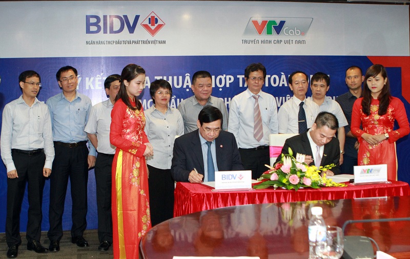 Tổng Giám đốc BIDV Phan Đức Tú và Tổng Giám đốc VTVcab Hoàng Ngọc Huấn đại diện hai đơn vị thực hiện ký kết bản thỏa thuận. Nguồn: bidv.com.vn