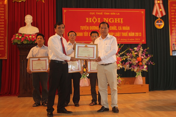 Ông Nguyễn Văn Xuất, Giám đốc Công ty Cổ phần đầu tư và xây dựng Nam Thành nhận Bằng khen của Bộ Tài chính về thành tích xuất sắc trong việc thực hiện công tác thuế năm 2013. Nguồn: Thu Mây