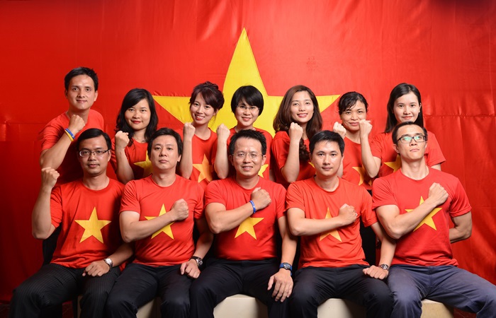 Cán bộ Tập đoàn Bảo Việt tham gia chụp ảnh với lá quốc kỳ ngay tại trụ sở chính của Tập đoàn. Nguồn: baoviet.com.vn