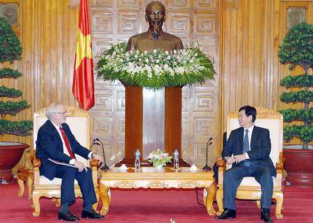 Thủ tướng Nguyễn Tấn Dũng trao đổi với Đại sứ Hoa Kỳ David Shear