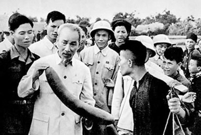 Nông dân xã Ái Quốc (Hải Hưng) báo cáo kết quả sản xuất với Chủ tịch Hồ Chí Minh năm 1958. Nguồn: Ảnh tư liệu