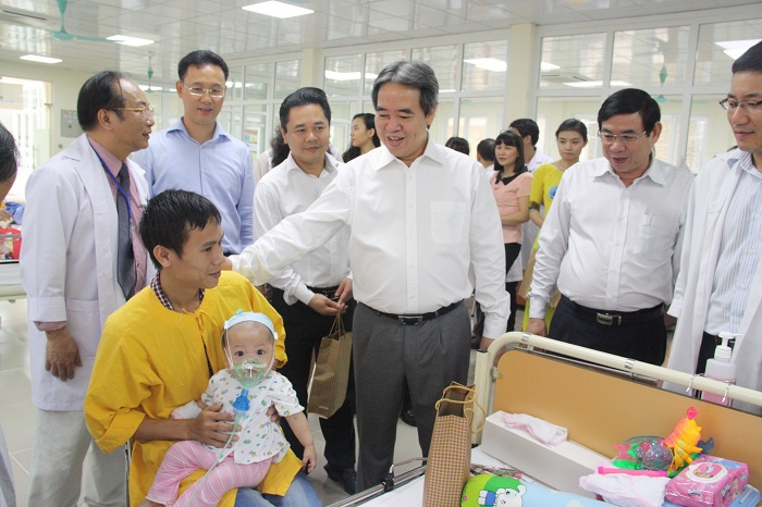 Thống đốc NHNN và Thứ trưởng Bộ Y tế đã thăm, động viên và tặng quà cho các bệnh nhi đang điều trị nội trú tại Khu Hồi sức cấp cứu và Hồi sức ngoại của Bệnh viện. Nguồn: bidv.com.vn