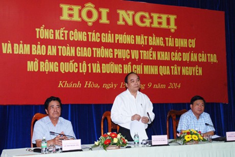 Phó Thủ tướng Nguyễn Xuân Phúc biểu dương nhiều địa phương hoàn thành tốt công tác GPMB. Nguồn: chinhphu.vn