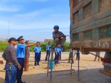Lãnh đạo Sở GTVT cùng lực lượng TTGT tỉnh Thanh Hóa tiến hành việc giám sát cắt bỏ thùng xe quá tải của các nhà xe vi phạm. Nguồn: doisongphatluat.com