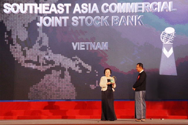 Bà Nguyễn Thị Nga - Chủ tịch HĐQT SeABank được Hội đồng tư vấn kinh doanh ASEAN trao 2 giải thưởng dành cho nữ doanh nhân xuất sắc nhất khu vực ASEAN. Nguồn: seabank.com.vn
