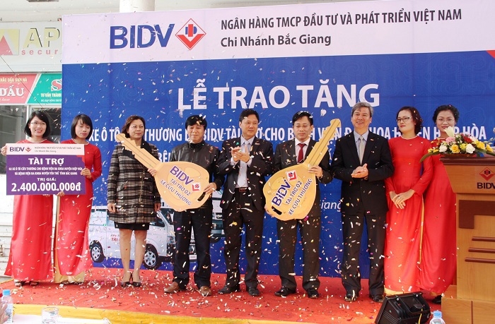 BIDV trao tặng 02 xe cứu thương cho bệnh viện đa khoa Yên Thế và Hiệp Hòa tại Bắc Giang với tổng trị giá là 2.4 tỷ đồng. Nguồn: bidv.com.vn
