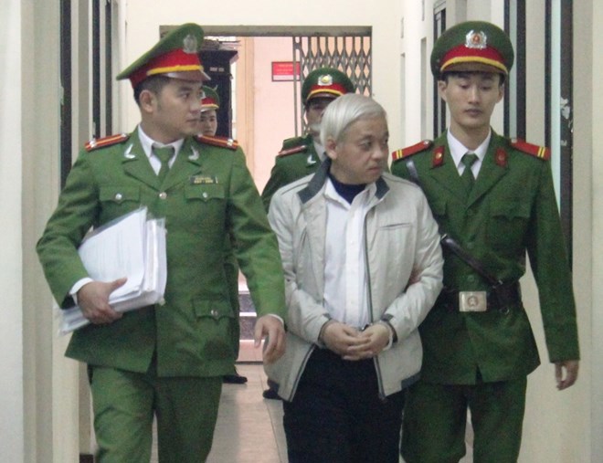 Bị cáo Nguyễn Đức Kiên bị dẫn giải bên hành lang tòa án. Nguồn: tinnhanhchungkhoan.vn