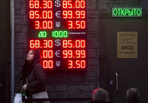 Đồng rouble Nga đã lập đáy mới so với USD hôm qua. Ảnh: AP
