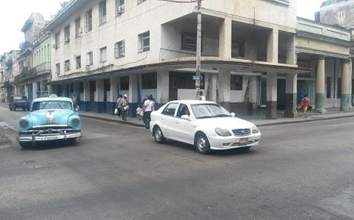Từ lâu, Cuba nổi tiếng với những chiếc xe hơi Mỹ đời từ thập niên 1950 chạy khắp các con đường ở thủ đô Havana - Ảnh: CNBC.
