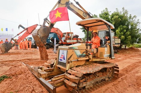 Công nhân thuộc Tổng công ty Sông Đà tiến hành khởi công công trình cung cấp điện phục vụ Nhà máy điện hạt nhân Ninh Thuận 1 - Ảnh: Tiến Thành