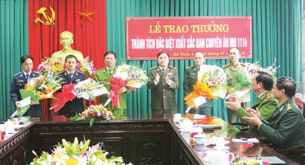 Lãnh đạo tỉnh Hà Tĩnh trao thưởng Ban chuyên án MH1114. Nguồn: internet
