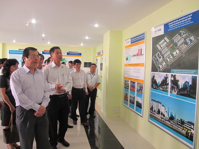 Bộ trưởng Bộ Công Thương Vũ Huy Hoàng thăm Khu quản lý vận hành, chuyên gia và trụ sở Ban Quản lý dự án điện hạt nhân Ninh Thuận. Nguồn: dienhatnhan.com.vn