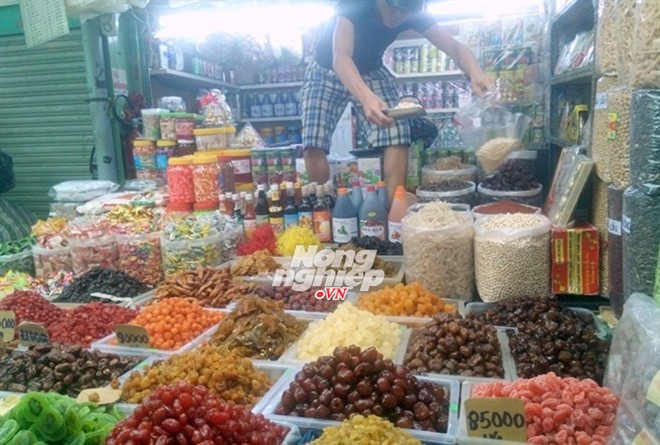 Bánh, kẹo, mứt “3 không” được bày bán tràn lan ngoài thị trường. Nguồn: nongnghiep.vn