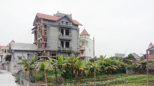  Ngôi biệt thự của ông Vũ Mạnh Khải xây hoàn toàn trên đất nông nghiệp, đang được hoàn thiện. Nguồn: baoxaydung.com.vn