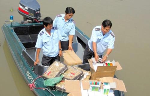 Chi cục Hải quan Cửa khẩu Tịnh Biên bắt giữ hàng lậu. Nguồn: baohaiquan.vn