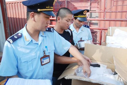  Công chức hải quan kiểm tra hàng hóa nhập khẩu. Nguồn: baohaiquan.vn