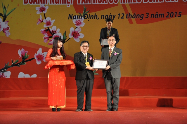 Ông Đặng Bảo Khánh - Tổng giám đốc SeABank đại diện Ngân hàng lên nhận giải thưởng "Doanh nghiệp văn hóa có nhiều đóng góp cho xã hội". Nguồn: seabank.com.vn