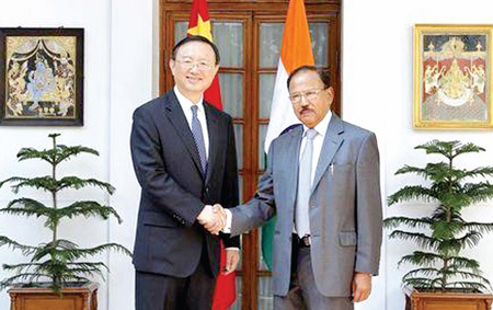 Ủy viên Quốc vụ viện Trung Quốc Dương Khiết Trì và Cố vấn an ninh quốc gia Ấn Độ Ajit Doval bắt tay sau cuộc đàm phán lần thứ 18. Nguồn: Reuters 