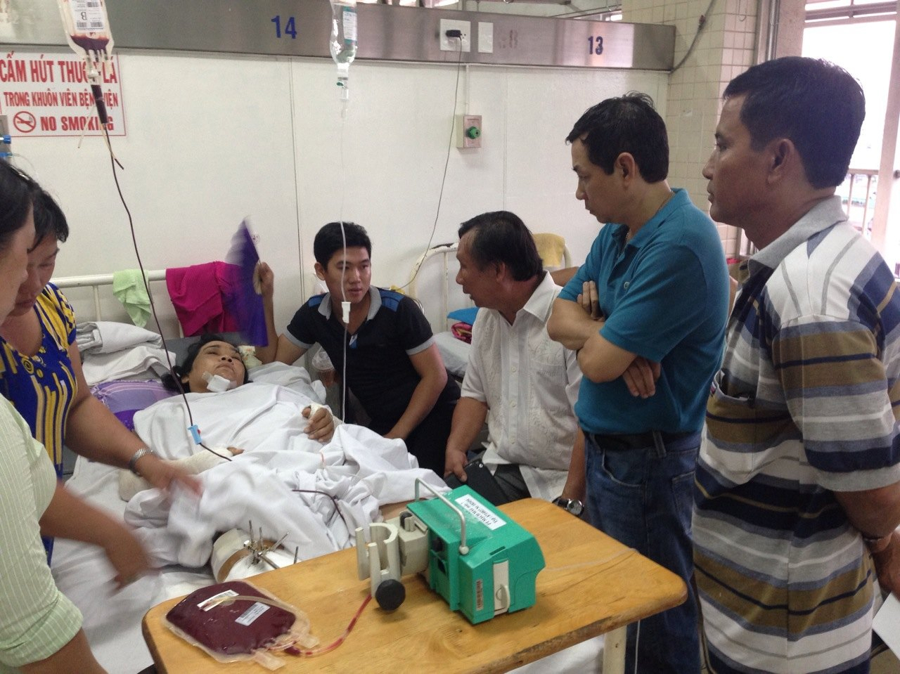 Đại diện Lãnh đạo Bảo hiểm Bảo Việt thăm hỏi động viên nạn nhân vụ tai nạn. Nguồn: baoviet.com.vn