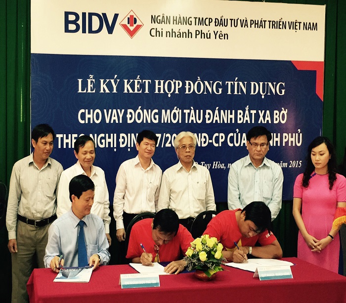Lễ ký kết hợp đồng tín dụng hỗ trợ ngư dân tại tỉnh Phú Yên vay vốn đóng tàu vỏ gỗ khai thác xa bờ. Nguồn: bidv.com.vn