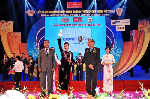  Đại diện BAOVIET Bank nhận danh hiệu Thương hiệu mạnh. Nguồn: baovietbank.vn