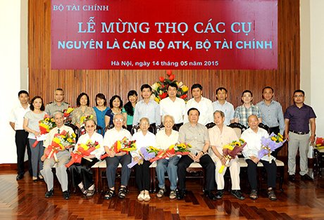 Bộ trưởng Đinh Tiến Dũng chụp ảnh lưu niệm với các bác trong Lễ mừng thọ. Nguồn: mof.gov.vn 