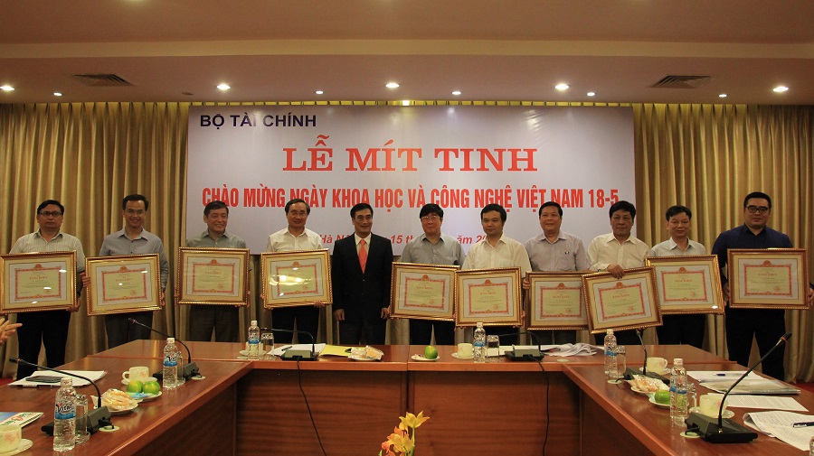 Thứ trưởng Trần Xuân Hà trao tặng Bằng khen Bộ trưởng Bộ Tài chính cho các thành viên Hội đồng Khoa học ngành Tài chính nhiệm kỳ 2010-2013. Nguồn: tapchitaichinh.vn