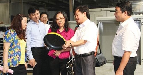 Đoàn kiểm tra kiểm tra xưởng sản xuất của Công ty CP tập đoàn Sunhouse. Nguồn: thoibaokinhdoanh.vn