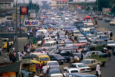 Từ nhiều tuần nay, xăng dầu đã trở thành nỗi ám ảnh đối với người dân Nigeria. Nguồn: ITN 