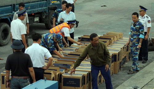 Lực lượng chức năng bắt tàu chở hơn 80.000 gói thuốc lá lậu. Nguồn: hanoimoi.com.vn