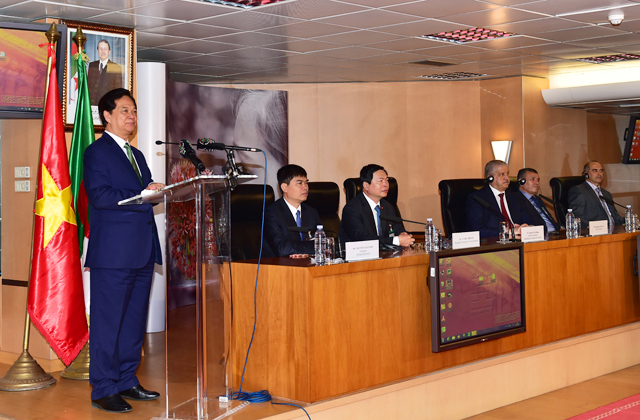 Thủ tướng Nguyễn Tấn Dũng đến thăm Công ty Dầu khí Quốc gia Algeria. Nguồn: chinhphu.vn
