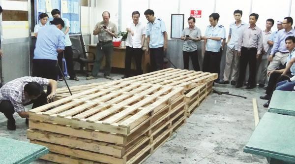  Toàn bộ 10 tấm pallet lót sàn conatiner chứa cocain. Ảnh: baohaiquan.vn. 