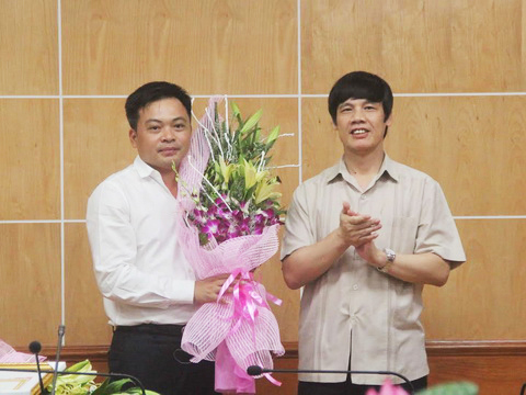 Chủ tịch UBND tỉnh Thanh Hóa Nguyễn Đình Xứng (phải) tặng hoa chúc mừng Tập đoàn FLC
