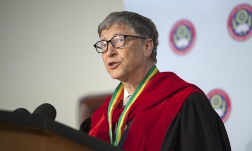  Bill Gates trong lễ nhận bằng danh dự tại Đại học Harvard năm 2007. Ảnh: CNN