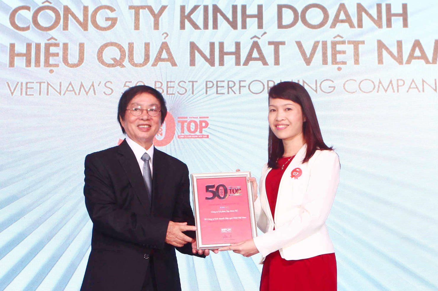 Bà Trần Thị My Lan, Phó Tổng giám đốc Tập đoàn FLC nhận bằng chứng nhận “Top 50 công ty kinh doanh hiệu quả nhất Việt Nam” từ Trưởng Ban tổ chức Đặng Nhật Minh. Nguồn: flc.vn