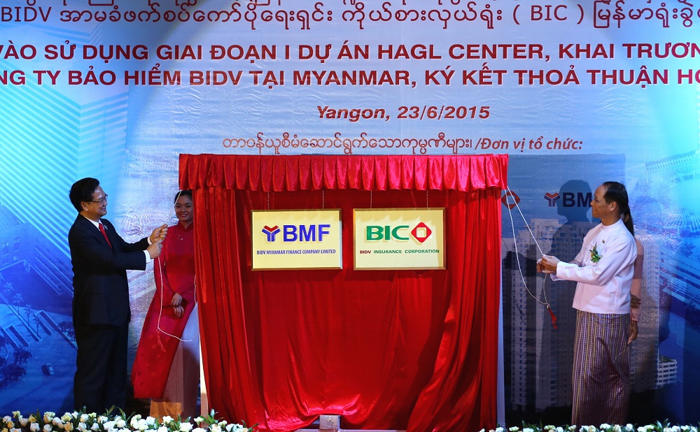Thủ tướng Nguyễn Tấn Dũng và lãnh đạo Myanmar mở biển đồng khai trương Công ty BMF - BIC. Nguồn: bidv.com.vn