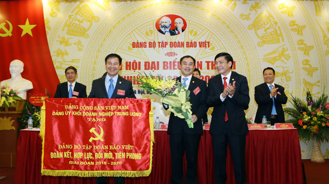 Tại Đại hội, Đảng ủy Tập đoàn Bảo Việt đã vinh dự nhận bức trướng Vì sự nghiệp Xây dựng Đảng trong doanh nghiệp Việt Nam do Đảng ủy Khối Doanh nghiệp Trung ương trao tặng