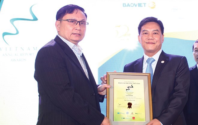 Ông Nguyễn Sơn, Vụ trưởng Vụ Phát triển thị trường, UBCK trao giải Ba BCTN có nội dung quản trị công ty tốt nhất cho đại diện Tập đoàn Bảo Việt