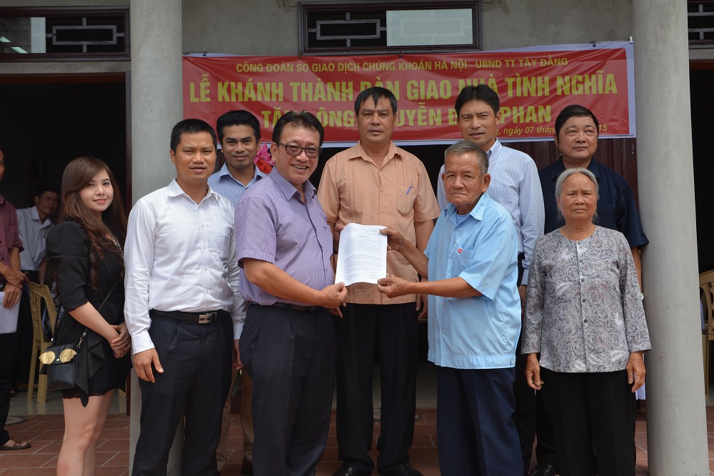 Ngày 7/7/2015, Bộ Tài chính, Sở GDCK Hà Nội cùng các thành viên thị trường đã tổ chức khánh thành và bàn giao nhà tình nghĩa cho ông Nguyễn Đình Phan. Nguồn: hnx.vn