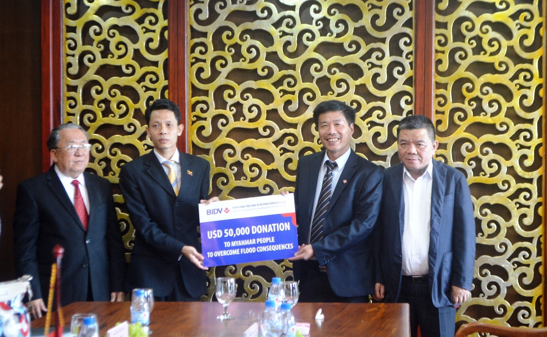 Số tiền 30.000USD đã được BIDV trao cho Đại sứ quán Myanmar tại Việt Nam dưới sự chứng kiến của Thống đốc Ngân hàng Trung ương Myanmar đang có chuyến thăm và làm việc tại BIDV. Nguồn: bidv.com.vn