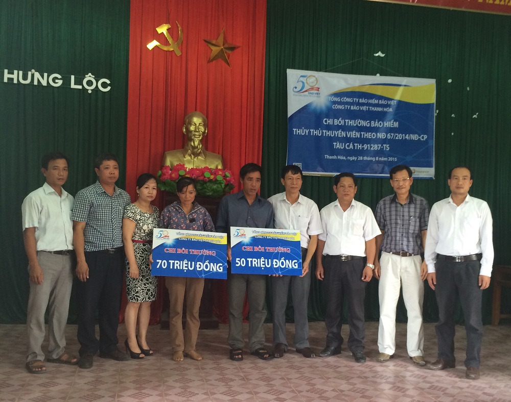 Buổi chi trả bảo hiểm cho nạn nhân của vụ chìm tàu cá TH-91287-TS do mưa bão tại Quảng Ninh ngày 27/7/2015 tại Thanh Hóa. Nguồn: Bảo hiểm Bảo Việt