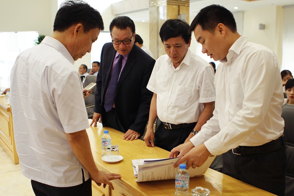 Phó Tổng Giám đốc HNX Nguyễn Văn Dũng (thứ 2 từ trái sang) làm việc với lãnh đạo doanh nghiệp tại phiên đấu giá Công ty TNHH một thành viên Dược phẩm Trung ương 1. Nguồn: hnx.vn