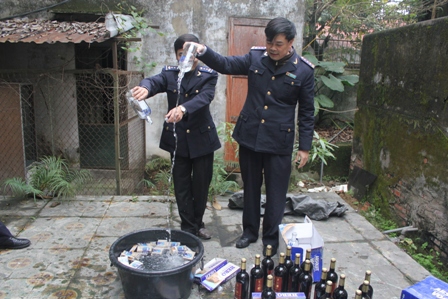 Hải quan Nghệ An tổ chức tiêu hủy tang vật vi phạm năm 2014. Ảnh: Hải quan Nghệ An. 