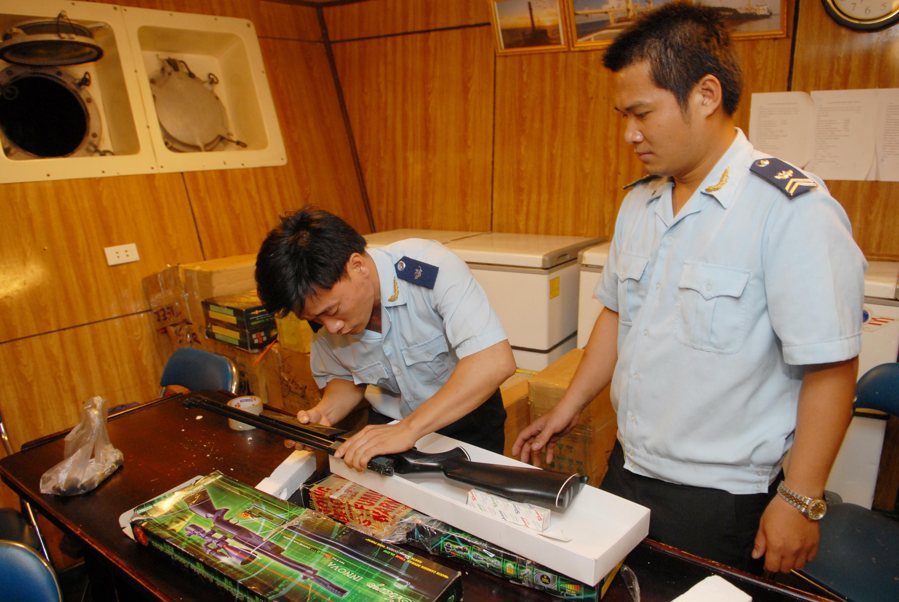 Hải quan kiểm tra súng nhập lậu trên tàu Thái Bình. Nguồn: thethaovanhoa.vn